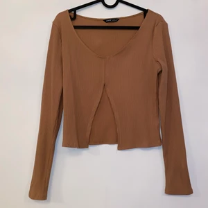 Beige/brun tröja med slit  - Ribbad Tröja från SHEIN storlek L med slit. Aldrig använt. Pris 50kr