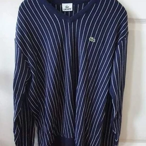 Marinblå Lacost tröja  - Marinblå Lacoste tröja med vita ränder storlek M