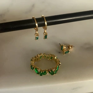 Smycken - Köp ett helt set med en ring, hängande örhängen och ett par studs för 200kr (hängande örhängena är slut)