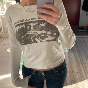 Cool tröja - Säljer denna svin coola tröja med tryck från brandy Melville. Endast använd 2-3 gånger, så nästan som i nyskick:) köpt för 300kr. (Frakt ingår inte)❤️