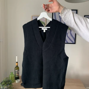 Stickad väst från H&M i strl S - Säljer min stickade svarta väst från H&M som inte längre kommer till användning. Strl S men sitter oversized🌸