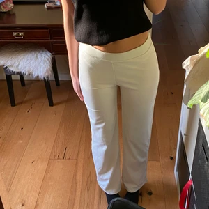 Vita kostymbyxor - Vita sköna kostymbyxor från Nelly! Säljer då de blivit för korta för mig, jag är ungefär 176 cm :) 