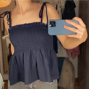 Mörkblå topp - Jag säljer denna jättefina populära topp. Helt oanvänd endast testad. Den har justerbara band så längden går att justera❤️ Jag säljer denna i st S. Säljer pga kommer inte till användning. Pris kan diskuteras❤️❤️