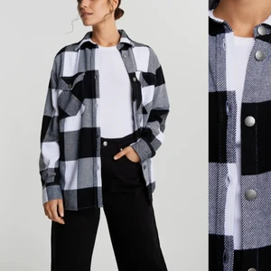 Flanell skjorta/jacka - Svart vit flanell skjorta i storlek XS. Något tjockare material så funkar utmärkt som vårjacka. Nästintill aldrig använd och slutsåld eller borttagen på hemsidan✨