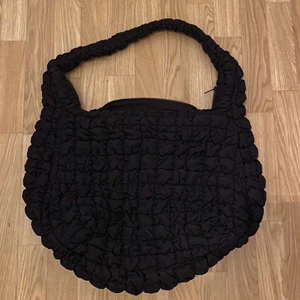 cos quilted bag - svin ball cos quilted bag i marinblå nästintill svart. helt ny och oanvänd, slutsåld överallt! köparen står för frakt 💚
