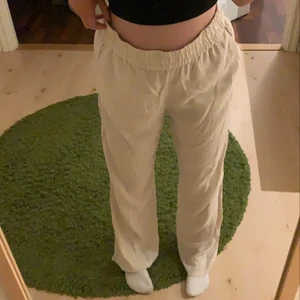 Linnebyxor  - Linnebyxor i storlek S, men väldigt stretchiga! Köpta för 249kr H&M, nästan aldrig använda