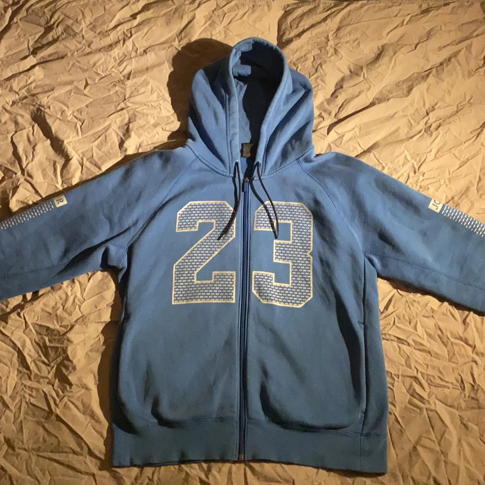 Air Jordan zip hoodie i bra skick, kanske ett eller två år gammal och sparsamt använd. Bomull. Reflexdetaljer och fickor på sidorna. Skön passform!. Hoodies.