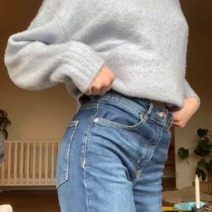 Mörkblå Jeans från H&M i storlek 40 men passar på mig som bär 34 - 36! Använda men i bra skick! Kontakta om ni vill köpa💗