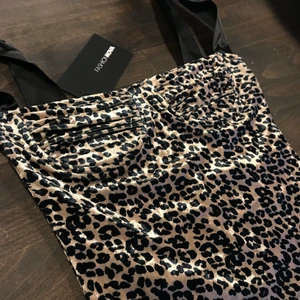 Leopard fest topp FashionNova - Jätte fin velour topp med band man kan knyta. För små för mig vid brösten så därför är den bara provad och säljer vidare istället. 