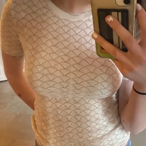 Stickad topp - Skitfin stickad topp från Warehouse, säljs då jag rensar ut min garderob. Skriv privat för fler bilder, budgivning om många intresserande annars köp direkt för 150💗