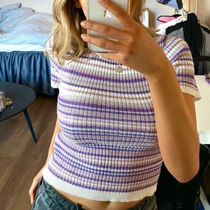 Glittrig tröja - Säljer denna glittriga från design by si 😍❤️ köpt här på plick men säljer då den inte är min stil ❤️