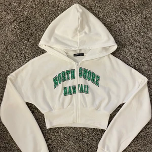 Kort hoodie från Shein - Säljer denna korta hoodien med tryck från shein då den aldrig använts💓💚den är i ett tunt material (som en kofta) och passar perfekt på sommaren. Nyskick. Inget slitage på trycket. Strl S men sitter som XXS eller XS