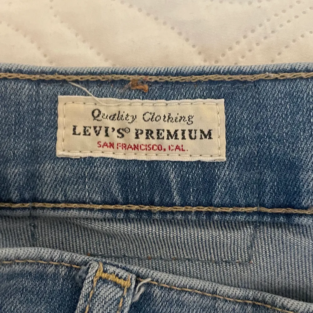Super sköna blåa Levis jeans i modellen ”Mile High super skinny” i storlek 26 som är typ S, men de är väldigt stretchiga❤️❤️❤️ orginalpris: 1099❤️. Jeans & Byxor.