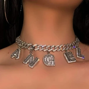 Angel halsband  - Säljer denna halsbandet då den är alldeles för chunky för mig - inte riktigt min stil längre.