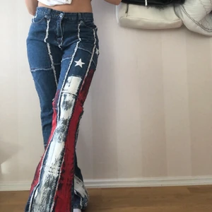 Jeans - Ett par udda men så coola jeans! Lågmidjade och bootcut.