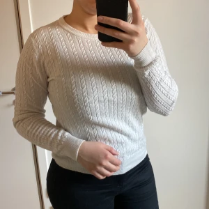 Vit Stickad tröja - Stickad vit tröja från gina tricot är i storlek L men passae M 