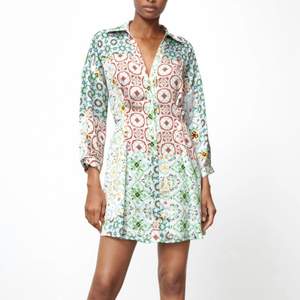 Säljer denna superfina drömmiga klänningen från zara. Köpt i somras. Använd en gång. ❤️