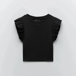 En volang topp från zara  - Vill gärna byta denna svarta mot den blåa volang toppen, den är s🤍🤍vill ha s🤍🤍