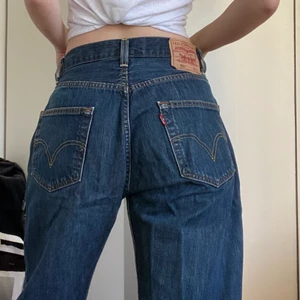 Levis jeans 501 - Blåa Levisjeans i modellen 501. Köpta secondhand men sparsamt använda. Storlek W33, vet inte längd. Insydda i midjan så skulle säga att de passar en med 26/27 i midja. Är 161 cm och brukar bära XS för referens. På mig sitter de oversized 