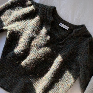 Zara stickad tröja - En suuupersöt stickad ”t shirt” från zara!!! Skitsnygg bara som den är eller med en vit T-shirt/skjorta under!