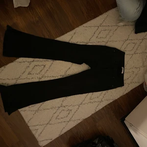 JFR - Säljer dessa jeans för jag aldrig använder dom💗 (köparen står för frakten)
