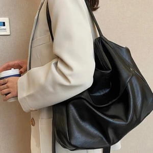 Svart Axelväska  - Säljer denna as snygga Axelväskan då den tyvärr inte kommer till användning! Endast använd ca 2 gånger💖💖