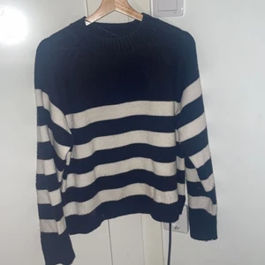 randig stickad tröja - det står str XL men skulle säga att den är M/L. köpt i Italien!!💞