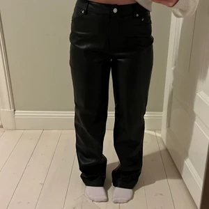 Skinnbyxor  - Säljer dessa jättefina raka byxor i skinn imitation. 