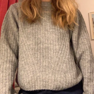 Grå Tröja  - Mysig grå tröja från bikbok! Nyskick :) 