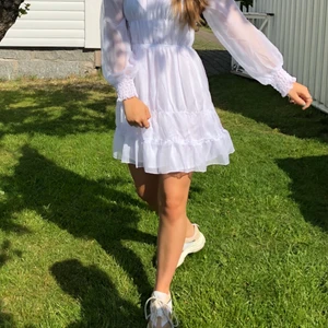 Klänning från NA-KDk - Säljer fin vit klänning från NA-KD, annvänd endast en gång så den är så gott som ny:) 