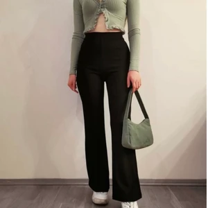 Monki kostym byxor  - Svarta kostym byxor från monki. Högmidjade och lite utsvängda ben. Formar jättefint. Inte jag på bilden men kan skicka bilder om det önskas. Pris lappen är kvar så aldrig använda. Köpta för 350 säljs för 250kr. Storlek 34 men passar någon med storlek 32 också.