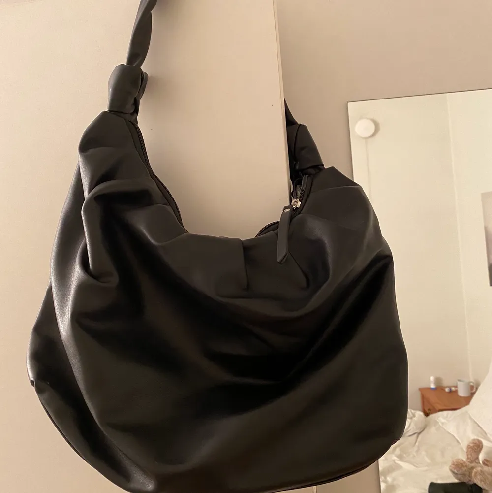 En svart väska i läder! Ganska stor och rymmer ganska mycket. Knappt använd och är i bra skick<3. Väskor.