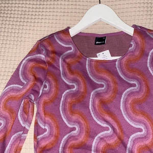 Snygg croptop - Toppen är oanvänd, köpt för två veckor sen, lappen är kvar.