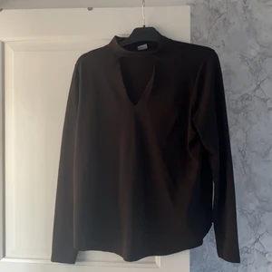 Tröja  - Tröja med en liten urringning 