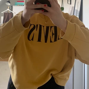 Levis tröja - Jättefin typ senapsgul tröja från levis. Sitter snyggt oversized på mig som är 160