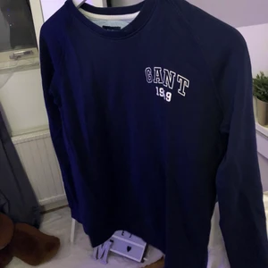 Gant tröja - Säljer denna mörkblåa gant tröja pågrund av att det inte är min stil längre🤍🤍