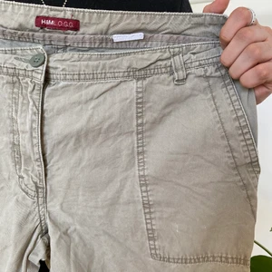 Korta byxor  - Kortare byxor med låg midja