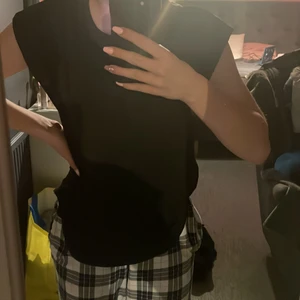 Träningströja - En svart Träningströja från soc, storlek 158-164 men stor i storleken, köpt för 1-2 år sen men knappt aldrig änvänd 