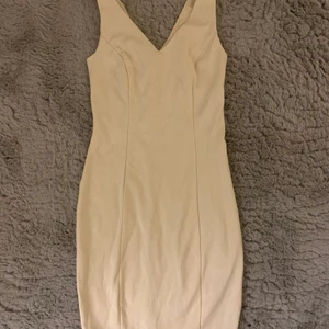 Klänning💕 - Hejj, säljer denna beiga fina klänningen då den inte kommer till användning längre finns dragkedja på ena sidan. Tror jag köpt den på New yorker, väldigt bra skick💕