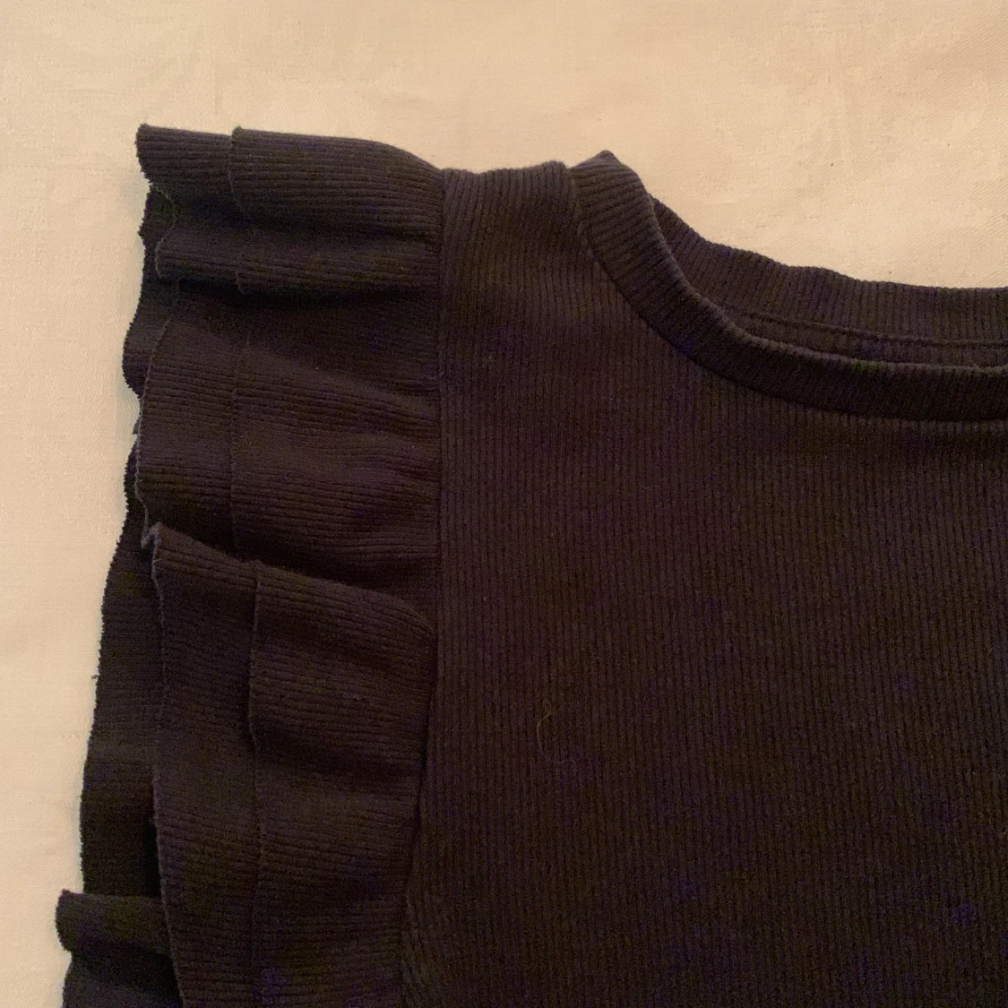 Svart kortärmad tröja med volangärmar! - 90