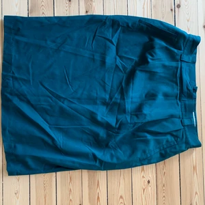 Havsblå kjol - Havsblå kjol. Jag har storleken S och den är för stor på mig så skulle säga att den passar M. Vid intresse kan jag skicka mer exakta mått på den i midjan och längden.                                                                               Skick: Bra