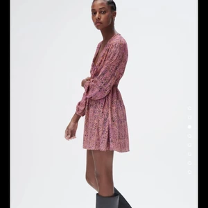 Zara klänning  - Säljer denna klänning från Zara, den är nyskick och prislappen och allt finns kvar!! Den är verkligen superfin men tyvärr inte helt min stil. Helt slutsåld på hemsidan 🌟💕