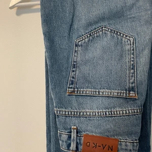 Raka jeans - Lite större raka jeans från nakd💙 Beror ju såklart hur man vill att de ska sitta men på mig som är 167cm så tycker jag dom är liite korta. (Kan självklart skicka mer bilder)