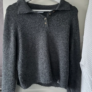 Stickad tröja från zara  - Stickad tröja med krage och knappar från Zara!