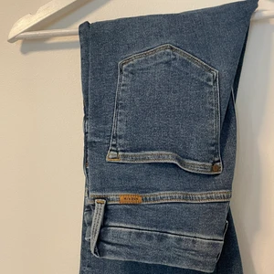 Raka jeans - Raka jeans med en mörkare tvätt från hm💙
