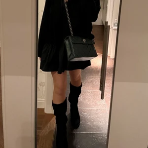 Cowboyboots  - Säljer mina svarta höga stövlar som är såå fina att ha till klänning och kjol!!❤️