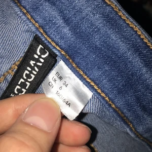 Blå högmidjade jeans från hm - Använt 2 gånger (ny tvättad). Är 1,68 och passar i 34.