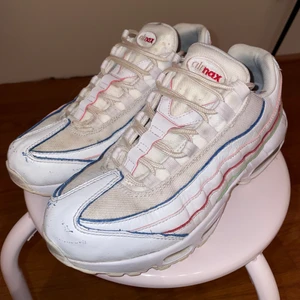 Nike air Max 95 - Nike air Max 95 i storlek 40.5! Dem är väl använda, men i hyfsat bra skick💜