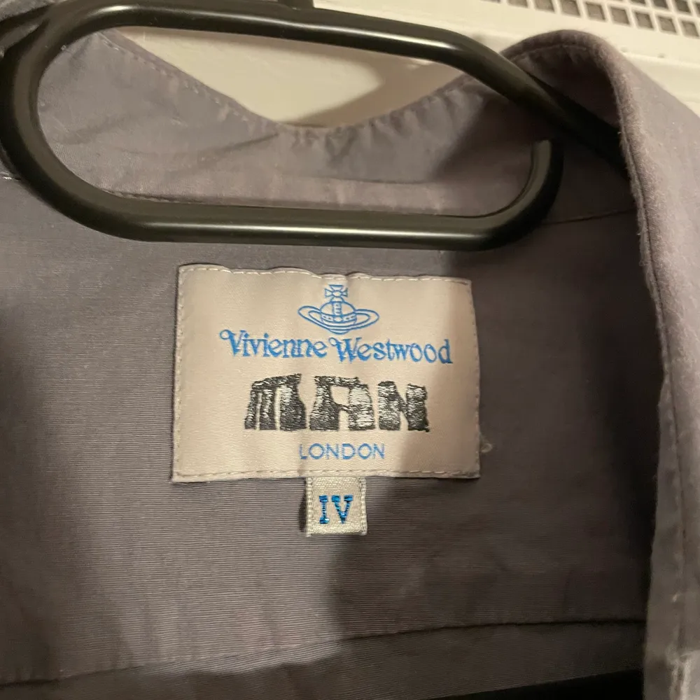 Vivienne Westwood Skjorta i bra skick. Köpt i London för 12 år sen. Fungerar på både killar och tjejer . Skjortor.