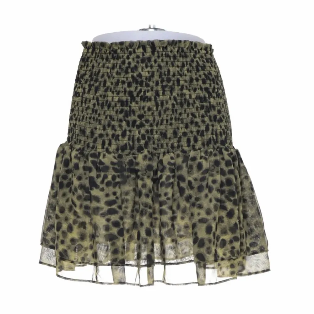 En grön kjol med leopard mönster från HM. Jag undrar om det är någon som är intresserad att köpa denna. Isåfall startar jag en budgivning. Storlek S. Kjolar.